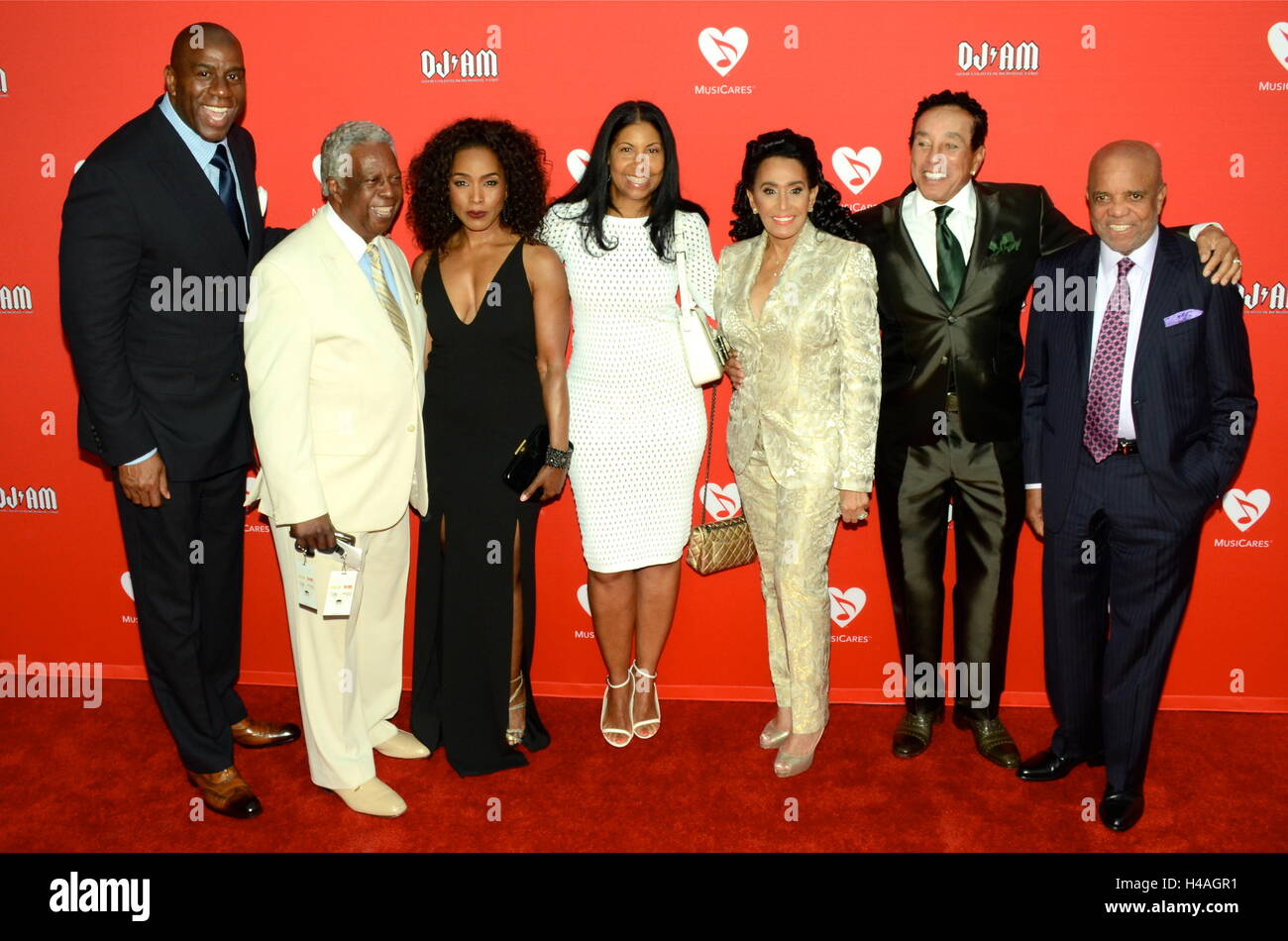 Magic Johnson, Angela Bassett, Earlitha Kelly, Frances Glandney, Smokey Robinson e Barry Gordy arriva per il 12th Annual MusiCares MAP Fund Concerto Tributo al Novo da Microsoft il 19 maggio 2016 a Los Angeles, California. Foto Stock