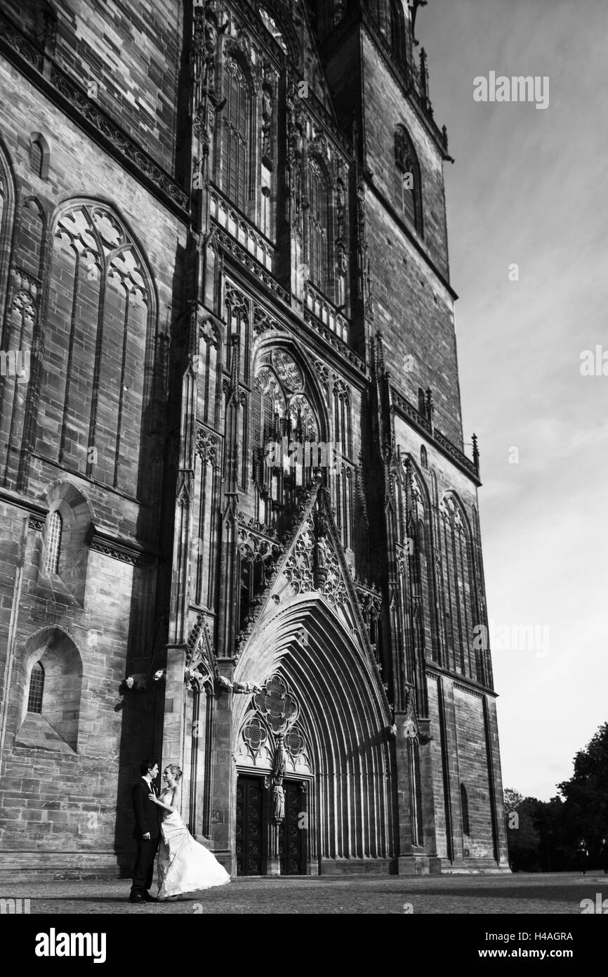 Sposa e lo sposo in piedi di fronte a Cattedrale di Magdeburgo, b/w Foto Stock