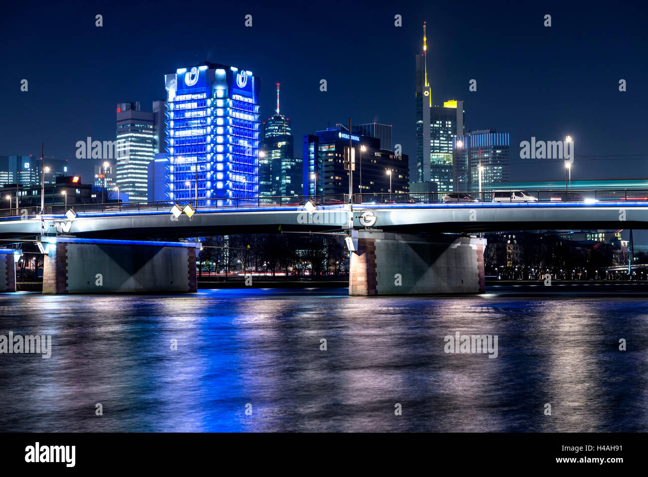 Francoforte, Hesse, Germania, Francoforte il distretto finanziario e Friedensbrücke al crepuscolo Foto Stock