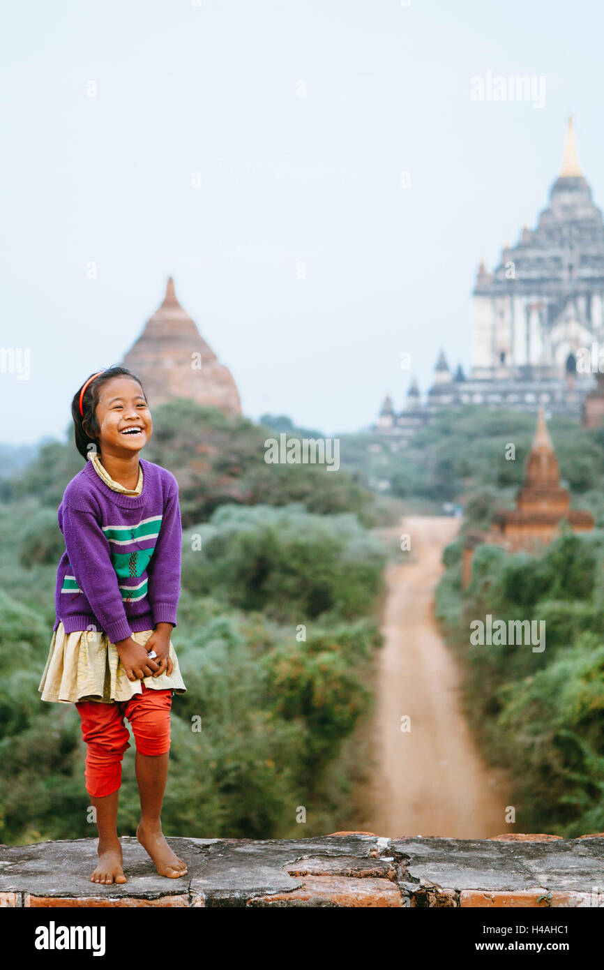 Di birmani ragazza sorridente in Bagan, Myanmar Foto Stock
