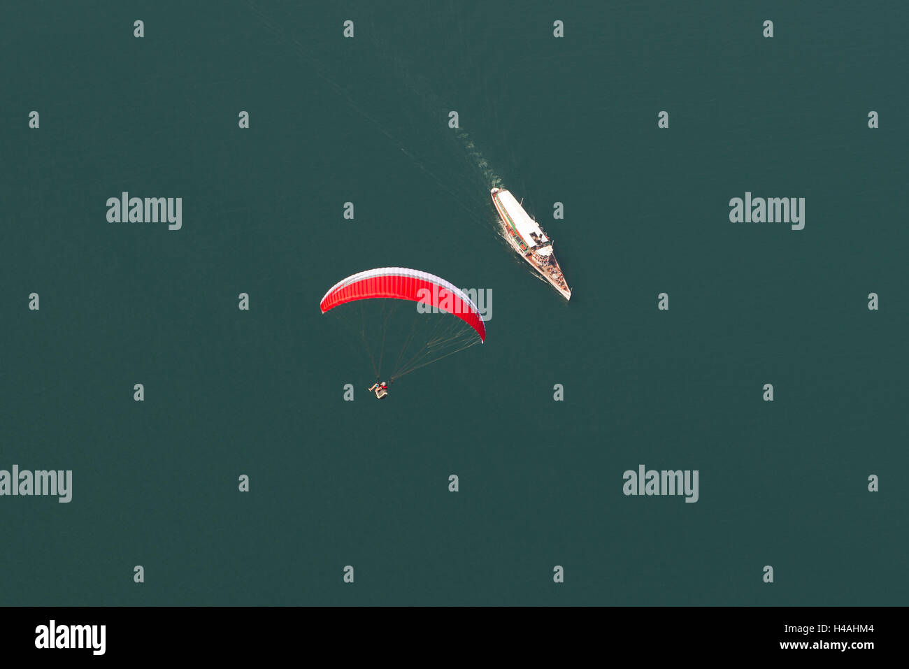 Parapendio al di sopra del lago di Garda, nave, fotografia aerea, Veneto, Italia Foto Stock