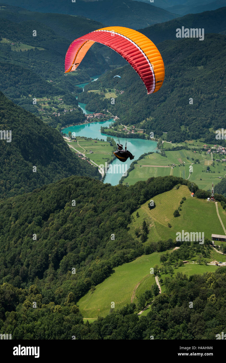 Parapendio al di sopra della Soca Valley, Tolmin, Soca, fiume di montagna, sulle Alpi Giulie, Slovenia Foto Stock