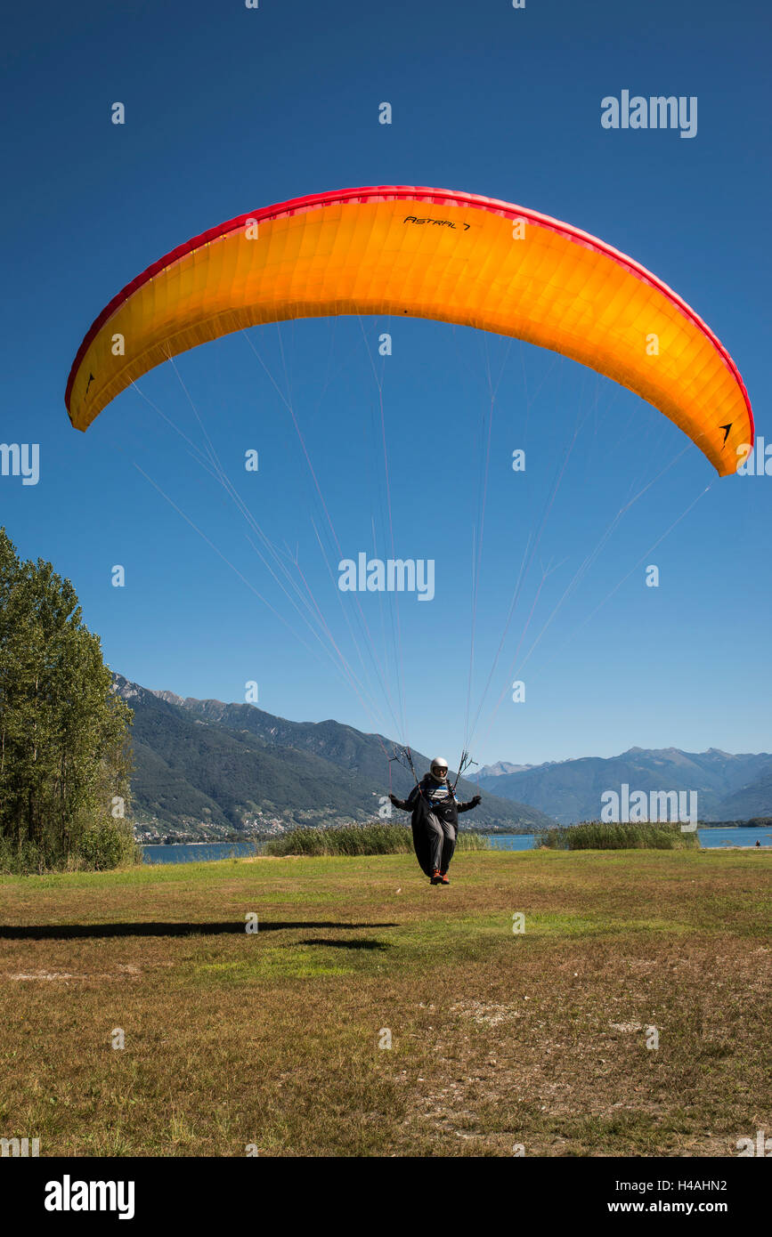 Parapendio al Lago Maggiore, di atterraggio di parapendio, Lucerna, Svizzera Foto Stock