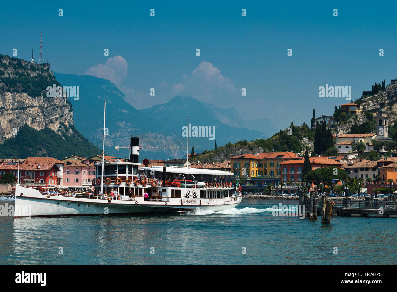 Nave sul Lago di Garda, camicia, Torbole, Trentino, Italia Foto Stock