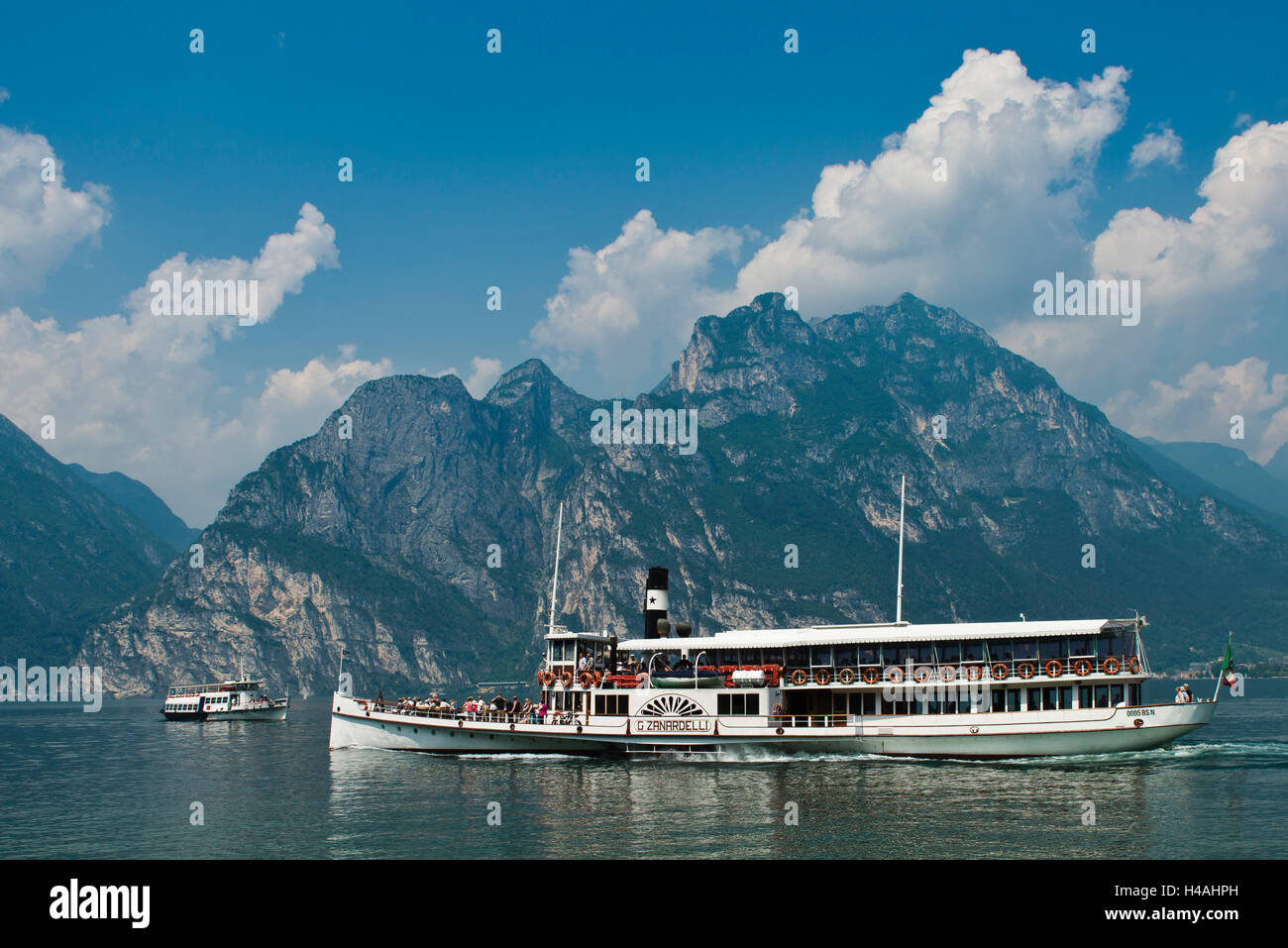 Nave sul Lago di Garda, camicia, Torbole, Trentino, Italia Foto Stock