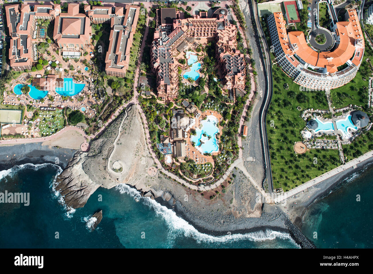 Tenerife, La Caleta, Playa de La Enramada, Costa Adeje, vulcano Costa, Costa di roccia, Sheraton La Caleta, Costa Adeje Palace, Riu Palace Tenerife, fotografia aerea, spiaggia, l'Atlantico, mare, lungomare, alberghi hotel complex, il blocco di appartamenti, provincia di Santa Cruz de Tenerife, Isole Canarie, Spagna Foto Stock