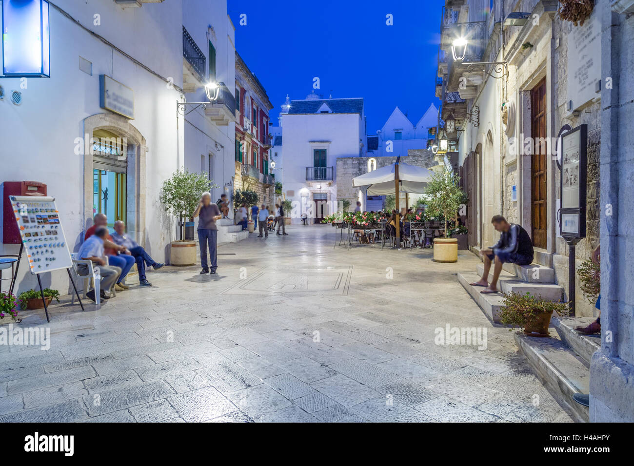 Vista notturna delle strade di Locorotondo in Puglia, Italia Foto Stock