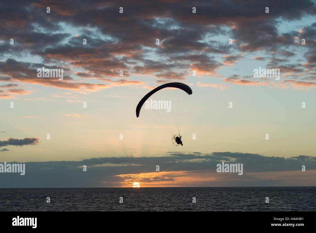 Tenerife, La Caleta, Playa de La Enramada, motorizzato parapendio, tramonto, parapendio, Costa Adeje, Atlantico, mare, provincia di Santa Cruz de Tenerife, Isole Canarie, Spagna Foto Stock