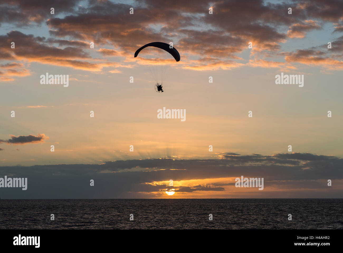 Tenerife, La Caleta, Playa de La Enramada, motorizzato parapendio, tramonto, parapendio, Costa Adeje, vulcano costa, l'Atlantico, il mare, provincia di Santa Cruz de Tenerife, Isole Canarie, Spagna Foto Stock