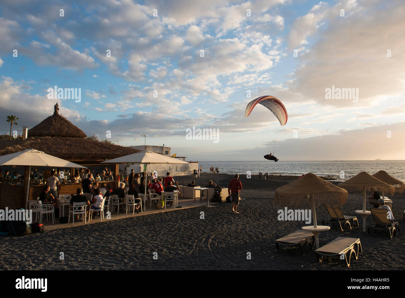Tenerife, La Caleta, Playa de La Enramada, bar in spiaggia, parapendio, spiaggia, Costa Adeje, vulcano costa, l'Atlantico, il mare, provincia di Santa Cruz de Tenerife, Isole Canarie, Spagna Foto Stock