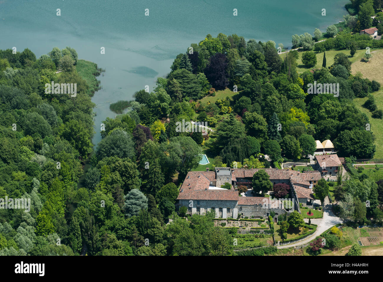Villa al lago, station wagon, Lago di Endine, fotografia aerea, Val Cavalline, Spinone al Lago, San Fermo, provincia di Bergamo, regione Lombardia, Italia Foto Stock