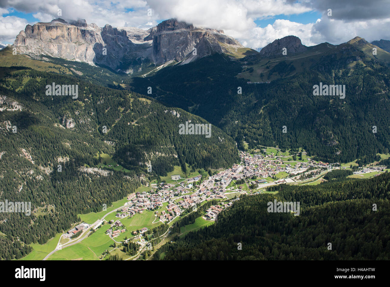Canazei Val di Fassa Dolomiti, Gruppo Sella, Val di Fassa, villaggio di montagna, funivia, Italia, paesaggi, foto aeree Foto Stock