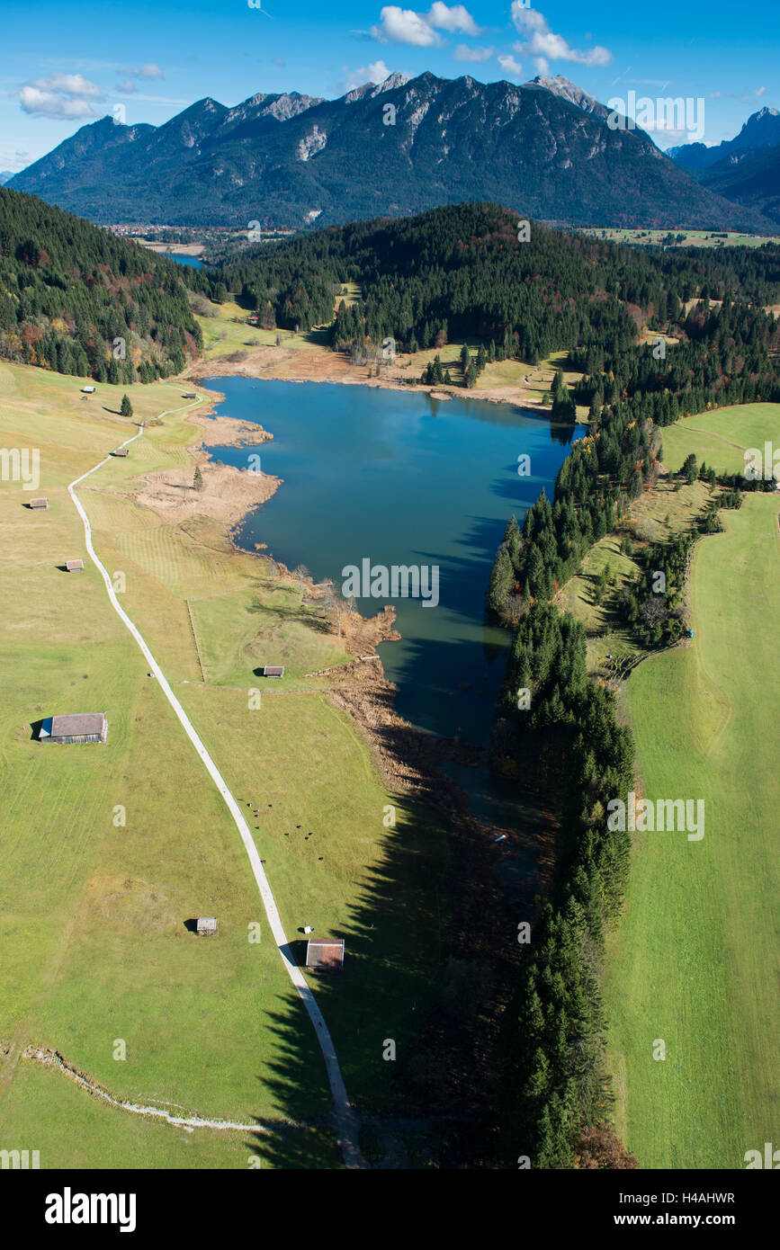 Geroldsee, lago balneabile, Natura lago balneabile, lago di palude, antenna shot, Krün, Karwendel, Garmisch-Partenkirchen, hump prati, Baviera, altipiani, Alta Baviera, Werdenfelser Land, Germania Foto Stock