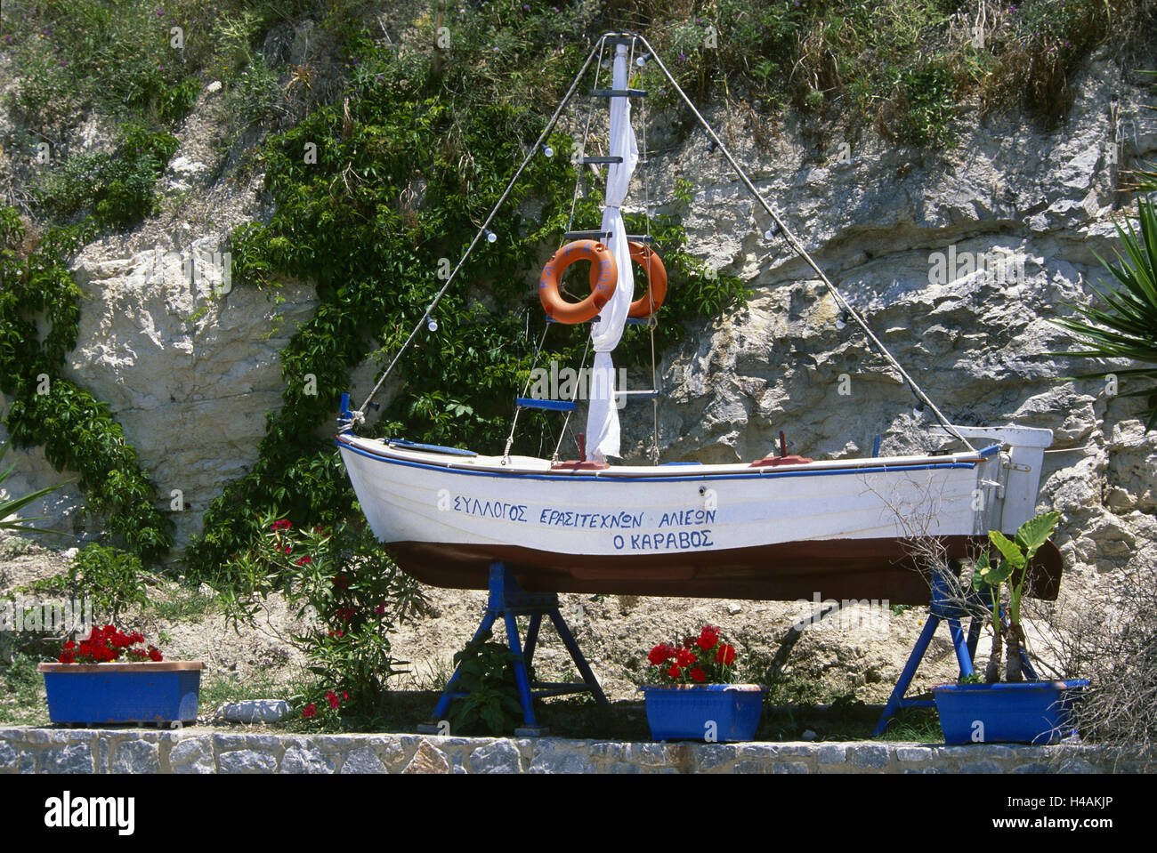 La Grecia, Creta, Kalives, sollevato il boot nel porto, Foto Stock