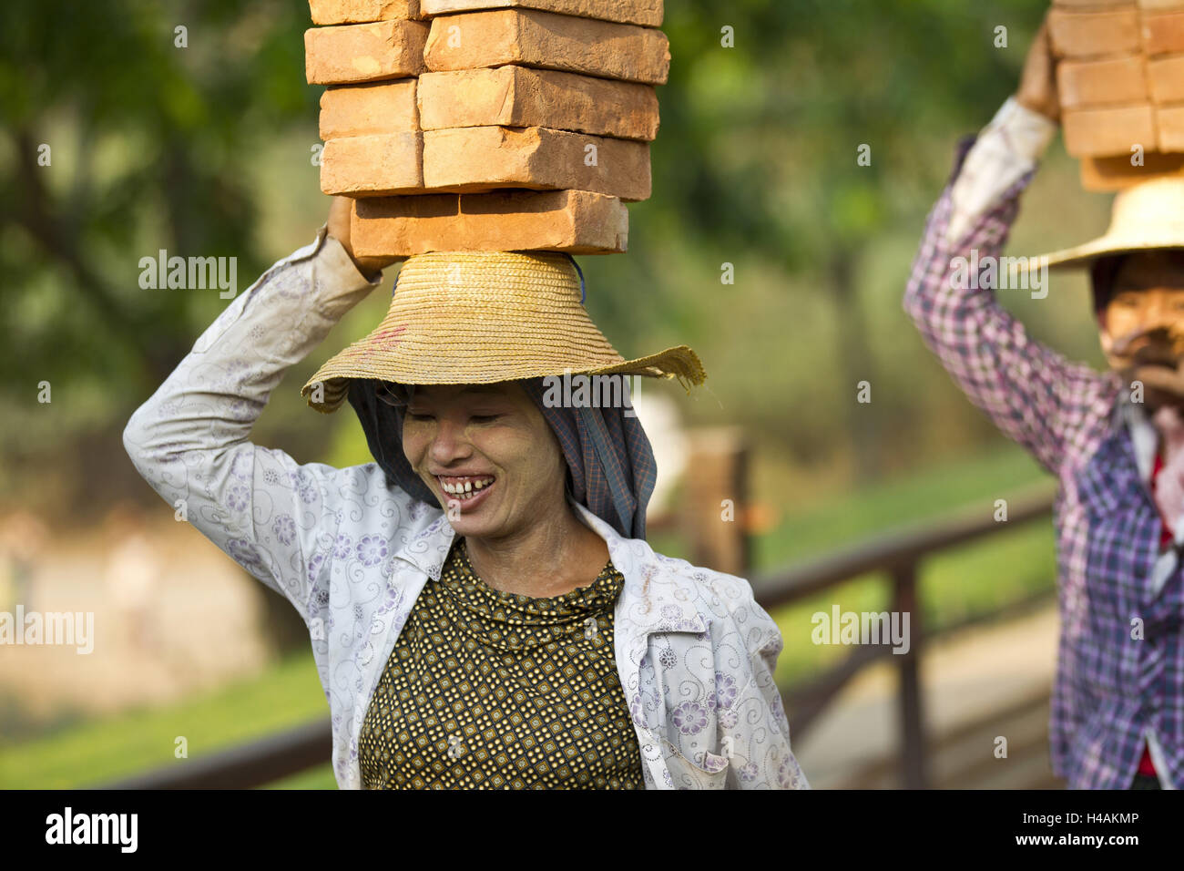 Myanmar, città di Bagan, donne portano in mattoni di argilla sulla testa, Foto Stock