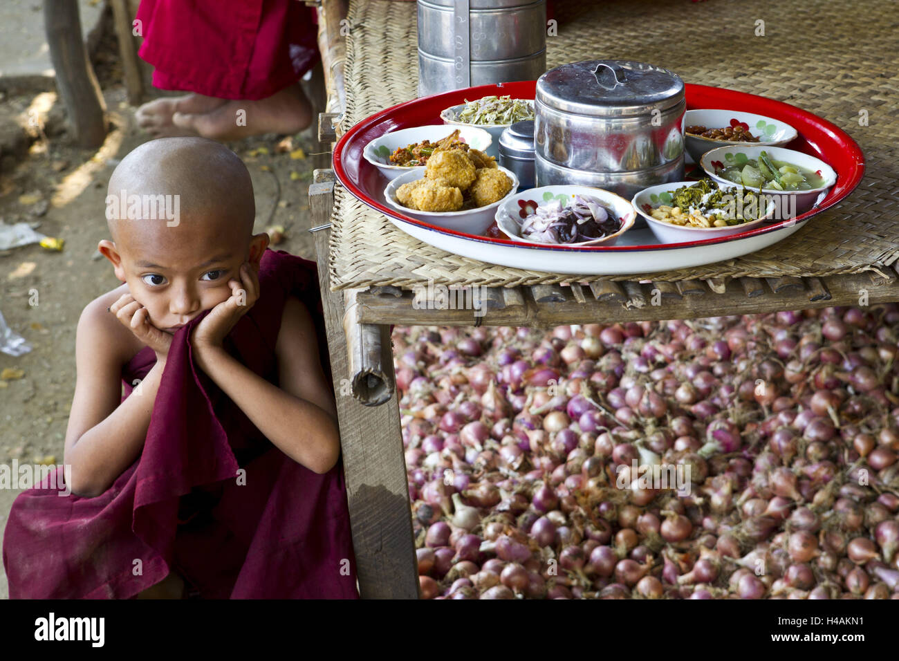 Myanmar, regione di Bagan, Ayeyarwady flux, monaci raccogliere cibo, mendicanti, Foto Stock