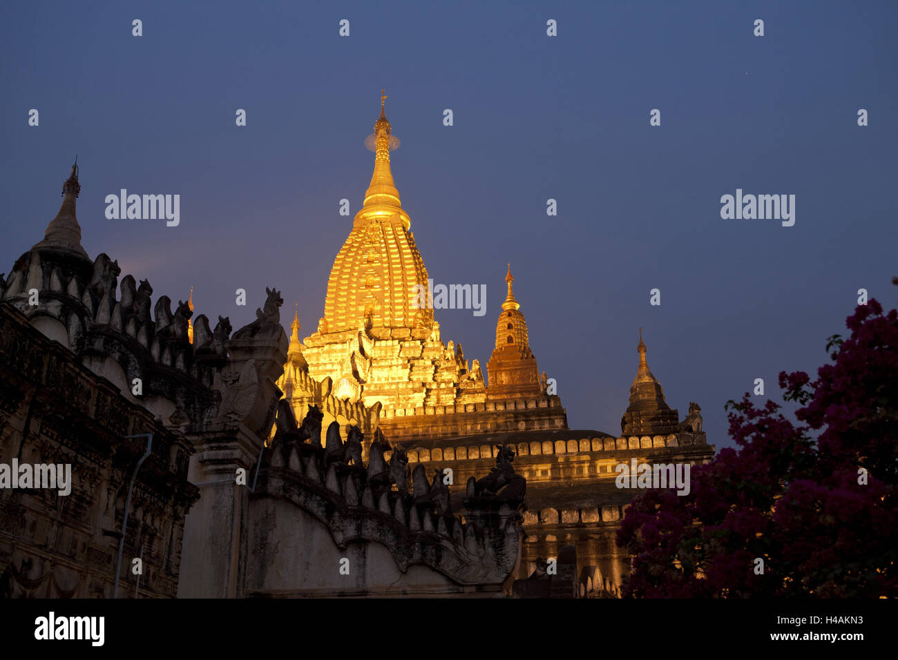 Myanmar, città di Bagan, tempio di Ananda, crepuscolo, Foto Stock