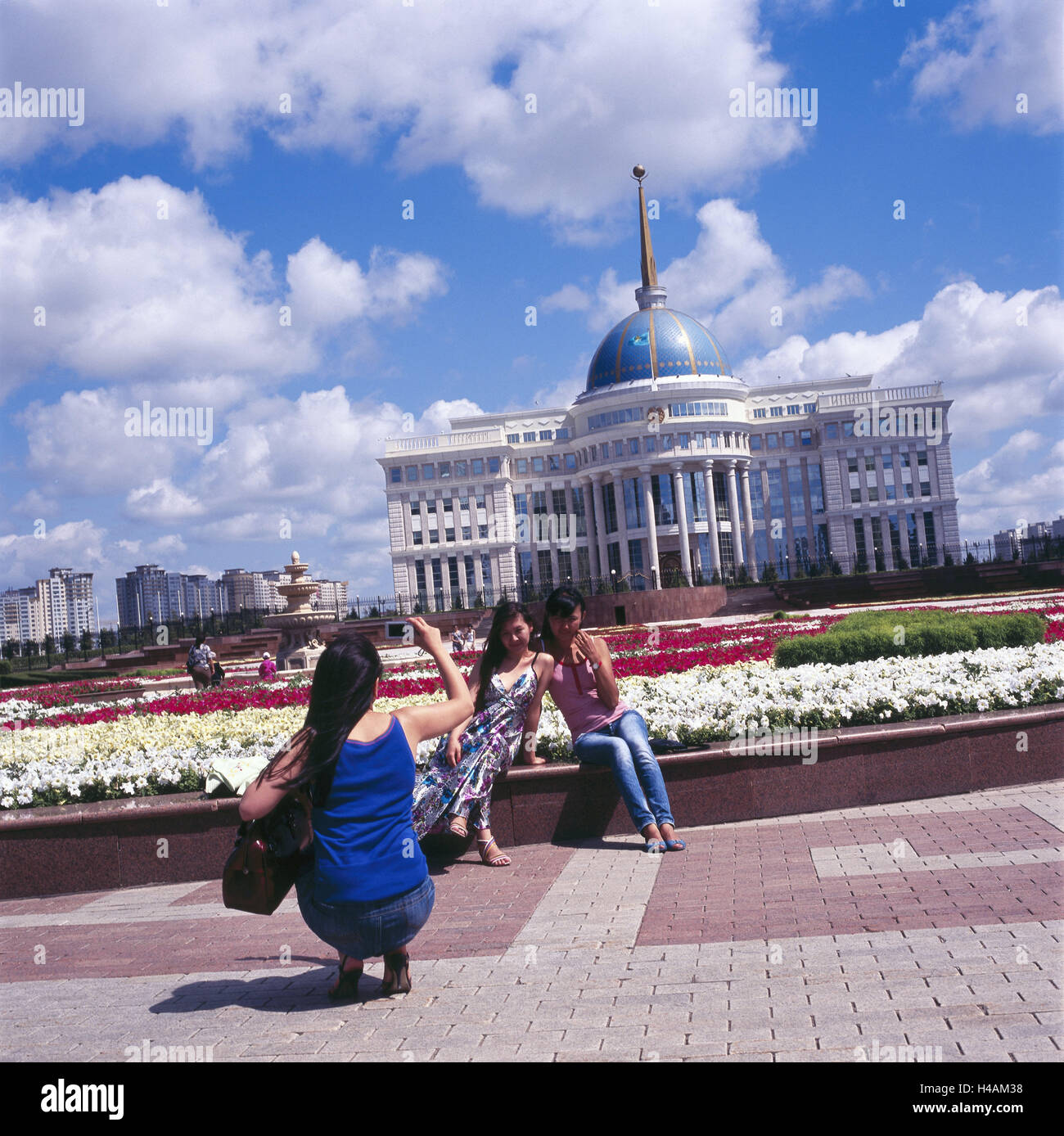 Il Kazakistan, Astana, Ak Orda palazzo presidenziale, turistico, struttura edificio, luogo di interesse, persona, donne, prendere una foto, il palazzo del governo, il palazzo presidenziale, fiori, rosa, bianco, esterno, Foto Stock