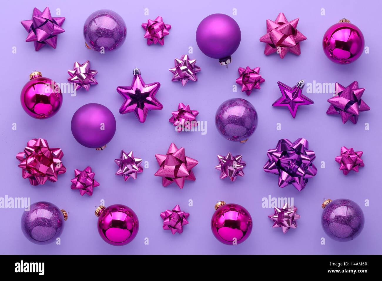 Set di decorazioni di Natale su sfondo viola. Foto Stock