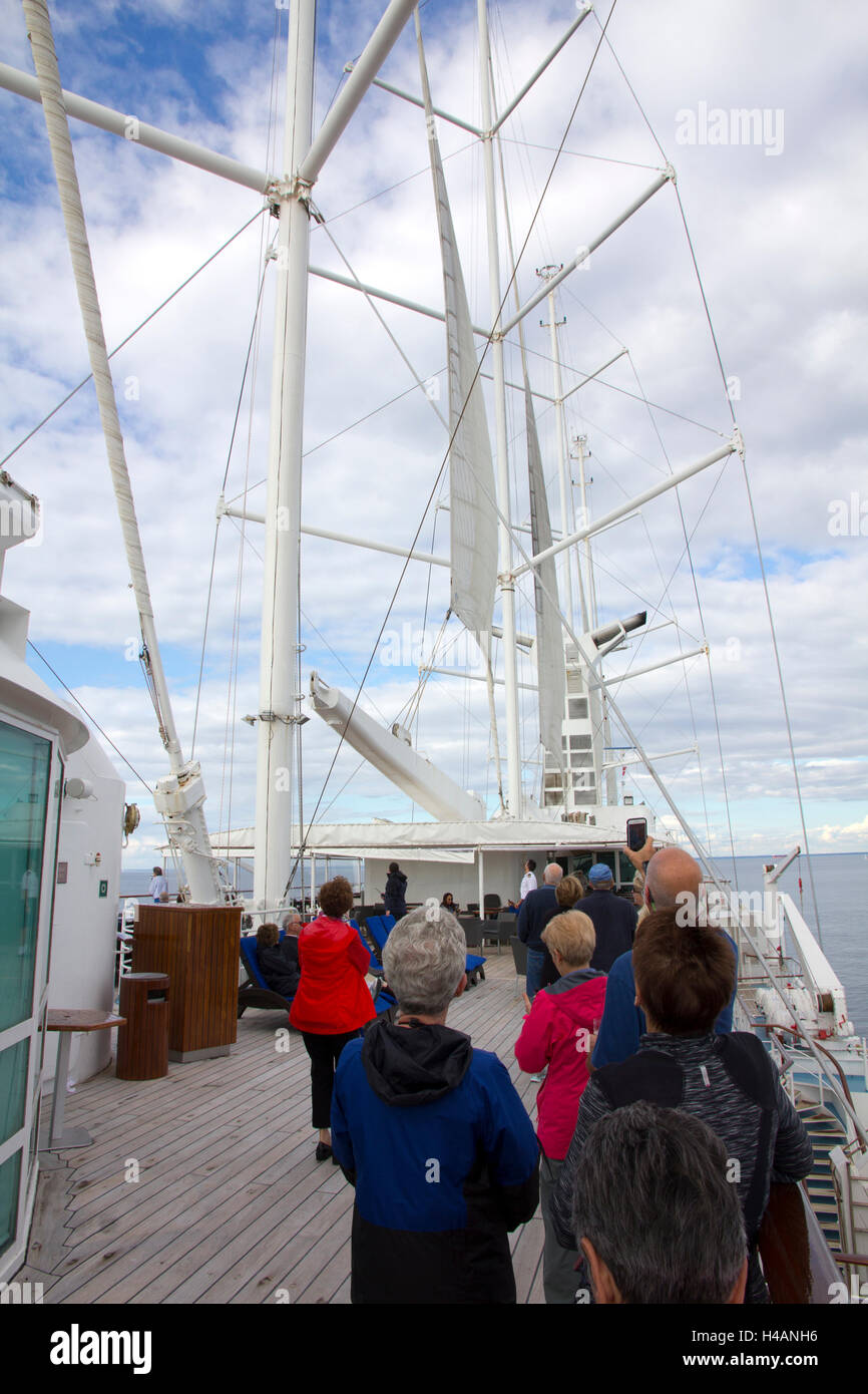 I passeggeri si riuniscono sul ponte di poppa di Windstar Cruises vela-cruiser Wind Surf come la nave di vele da Copenhagen, Danimarca. Foto Stock