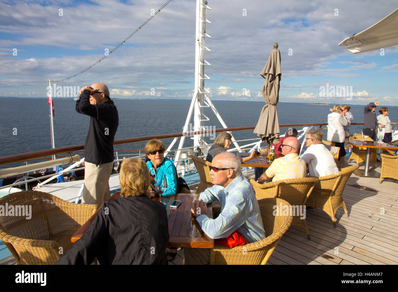 I passeggeri si riuniscono sul ponte di poppa di Windstar Cruises vela-cruiser Wind Surf come la nave di vele da Copenhagen, Danimarca. Foto Stock