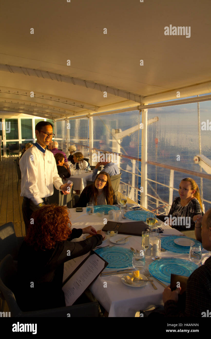 Il pranzo viene servito nel ristorante veranda a bordo Windstar Cruises vela-cruiser Wind Surf. Foto Stock