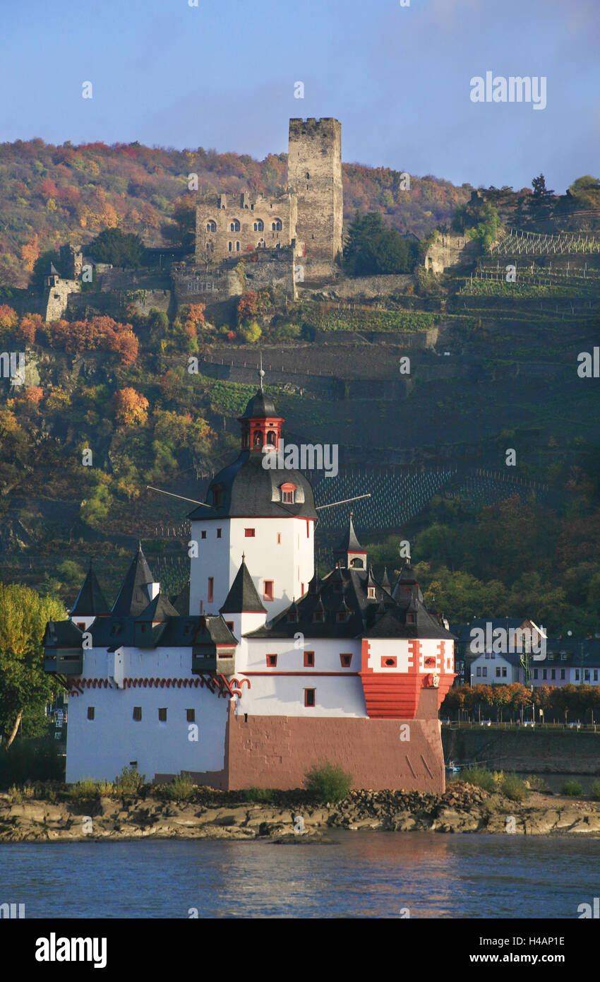 Toll castello Pfalzgrafenstein su un'isola del fiume Reno vicino a Kaub, nel castello di sfondo Gutenfels, Foto Stock