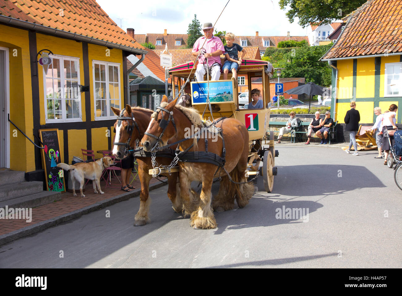 Un giro in carrozza nel villaggio di Svaneke sull'isola danese di Bornholm. Foto Stock