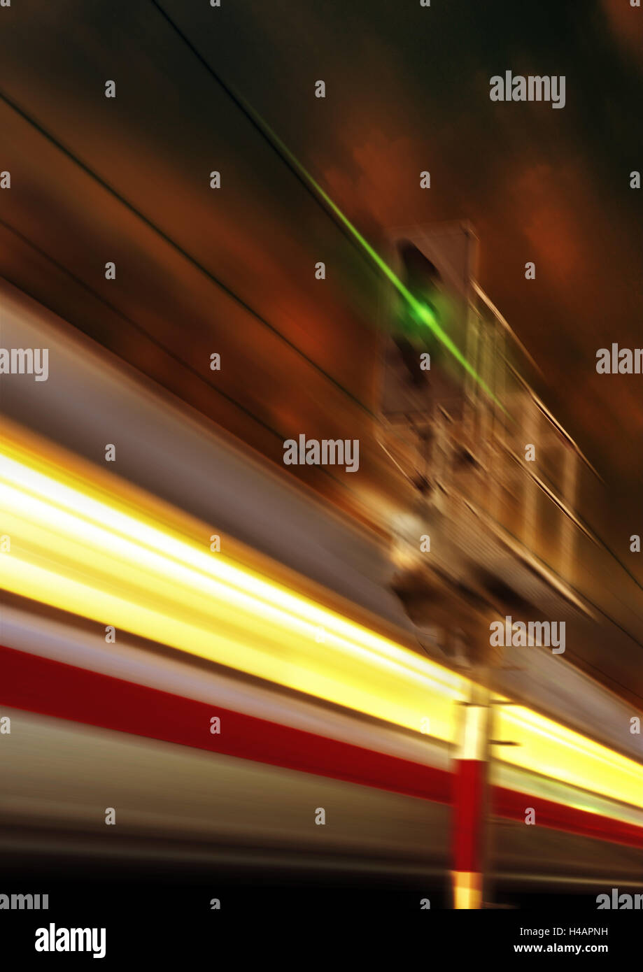 Treno accelerando nel crepuscolo lungo verde segnale, grafica, composizione Foto Stock