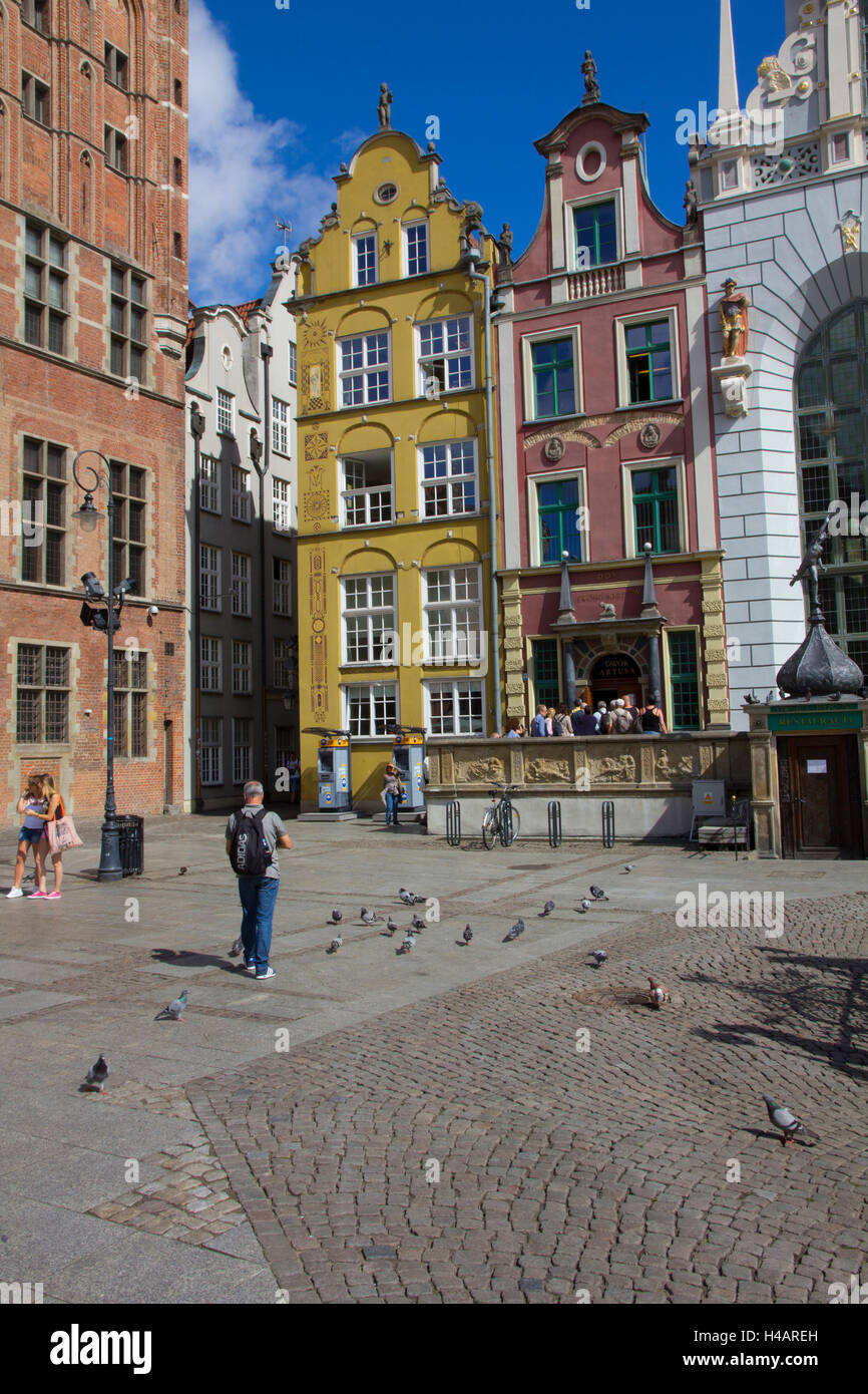 Magnifici edifici di miste di gotico, barocco e stile Renaissaince, molti risalenti al Medioevo, Dluga Street, Gdansk Foto Stock