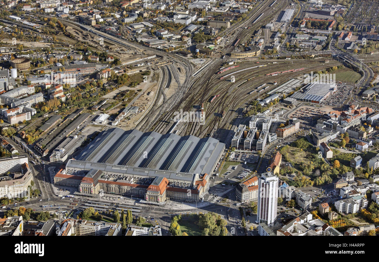 In Germania, in Sassonia, Lipsia, stazione ferroviaria, le vie, treni, case, dal di sopra, antenna shot, Foto Stock