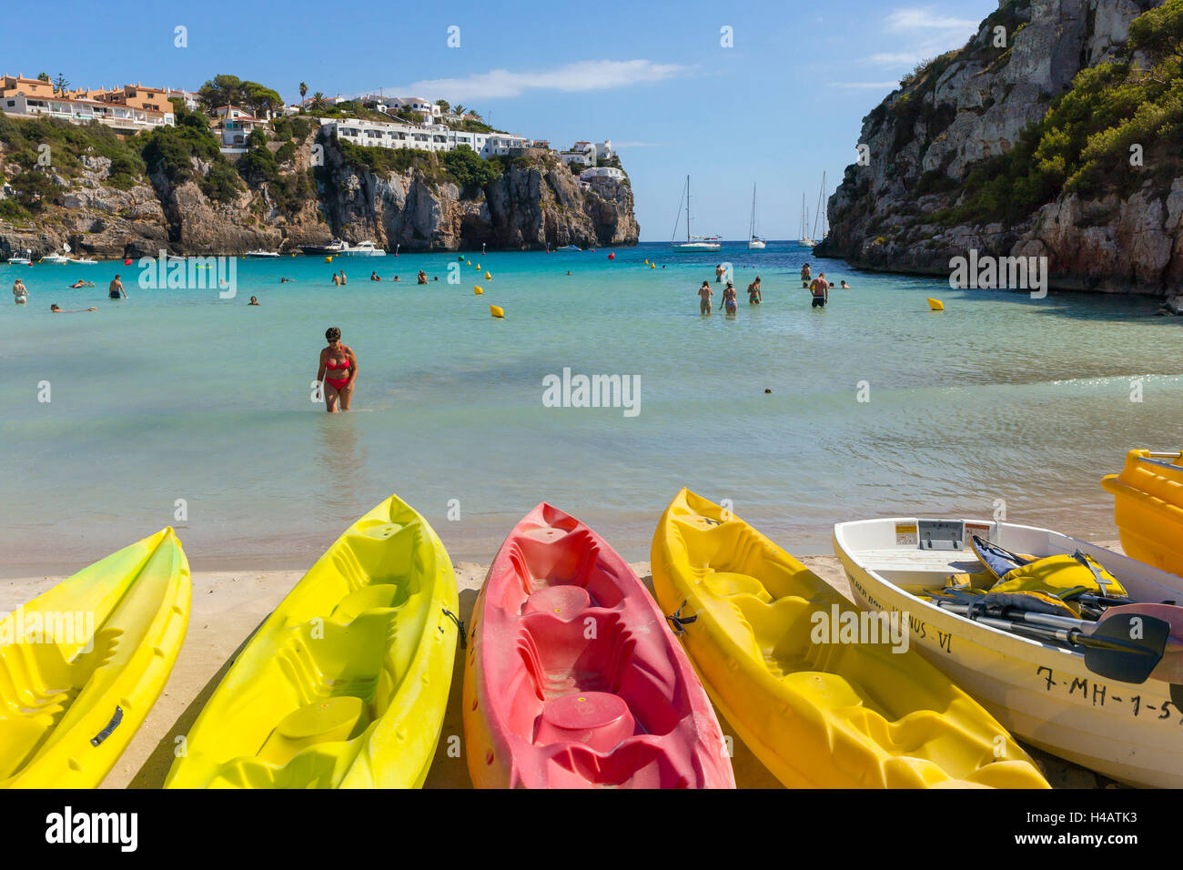 Canoe, Cala en Porter, costa sud dell'isola Menorca, isole Baleari, Spagna Foto Stock