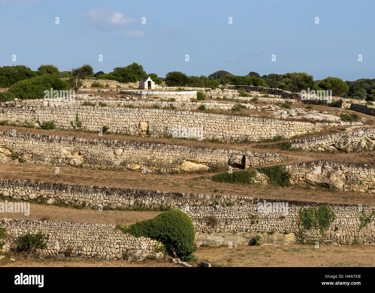 Pareti di pietra naturale, Es Migjorn Gran, sud dell'isola Menorca, isole Baleari, Spagna Foto Stock