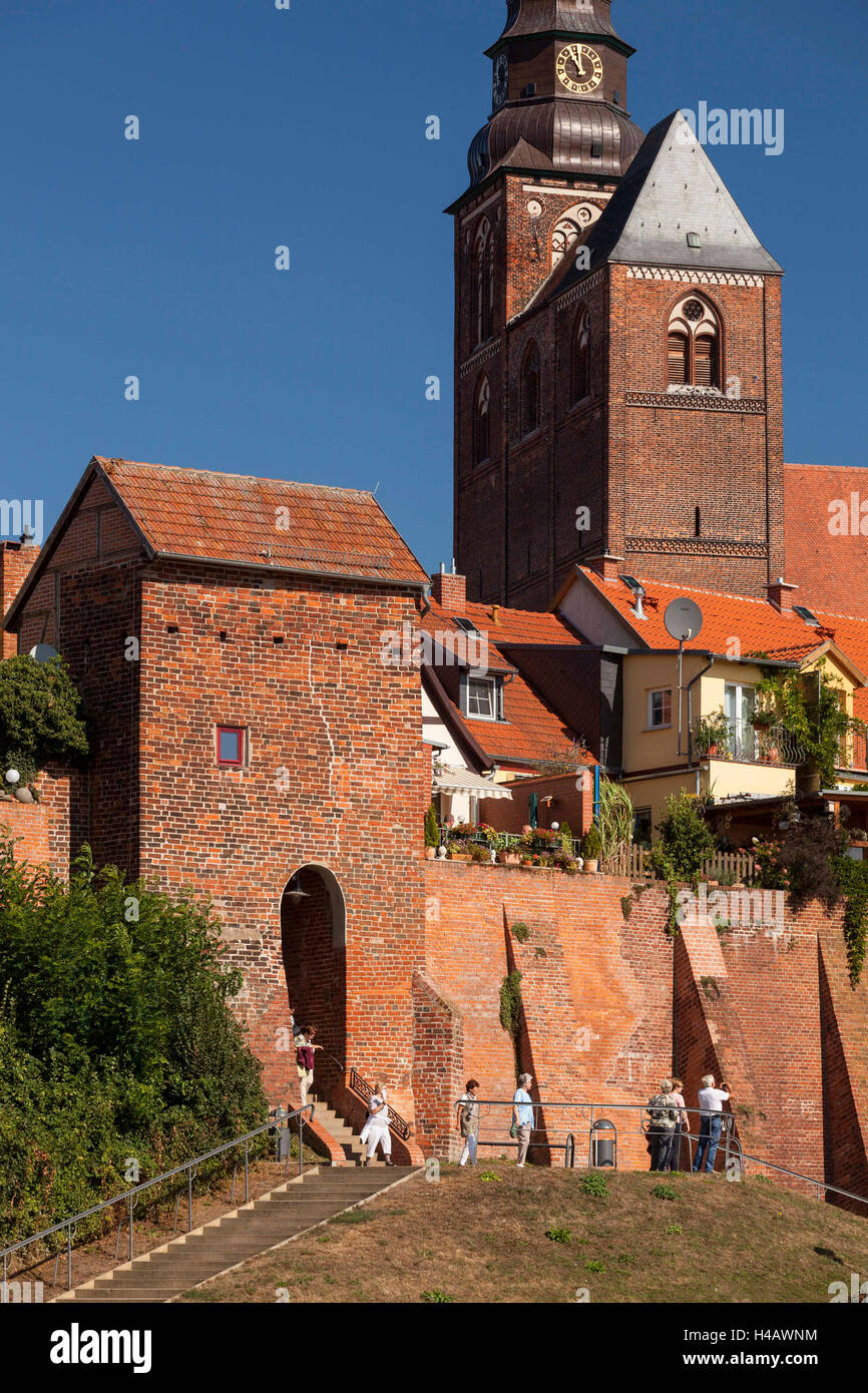 Germania, Sassonia-Anhalt, Altmark, Tangermünde, Elbtor e St Stephen's Chiesa Foto Stock