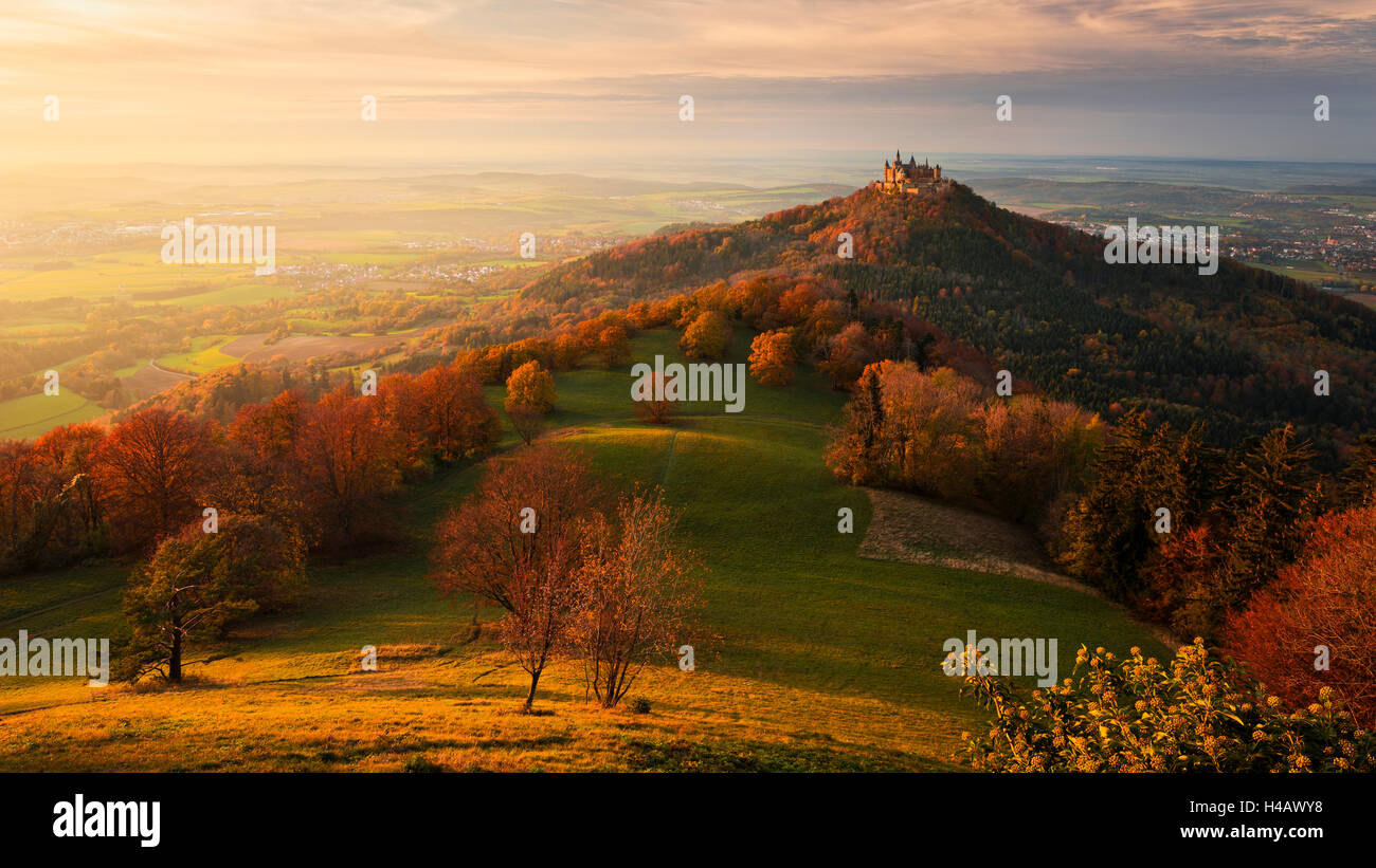 Germania, paradise, Castello Hohenzollern, Baden Württemberg, Svevia, alp, autunno, hill, umore, luce, visualizzare, sogno, alberi di legno, colori, luce laterale, modo, panorama, scenario, vastità Foto Stock