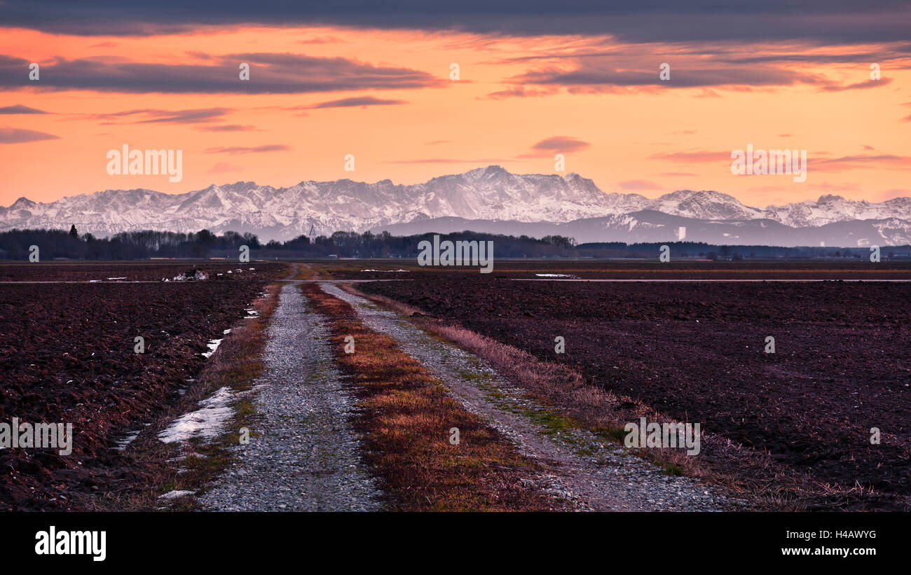 In Germania, in Baviera, contea di Augusta, Wertachtal, Lechtal, Alpi, panorama, modo, sky, incandescente, monti Zugspitze, percorso, massa, campo, paesaggio, cultura, Steeple, Foto Stock