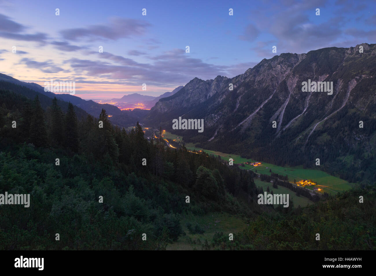 In Germania, in Algovia, Alpi, montagne, Stillachtal valley, alberi, montagne, notte, crepuscolo, sera, stelle Foto Stock