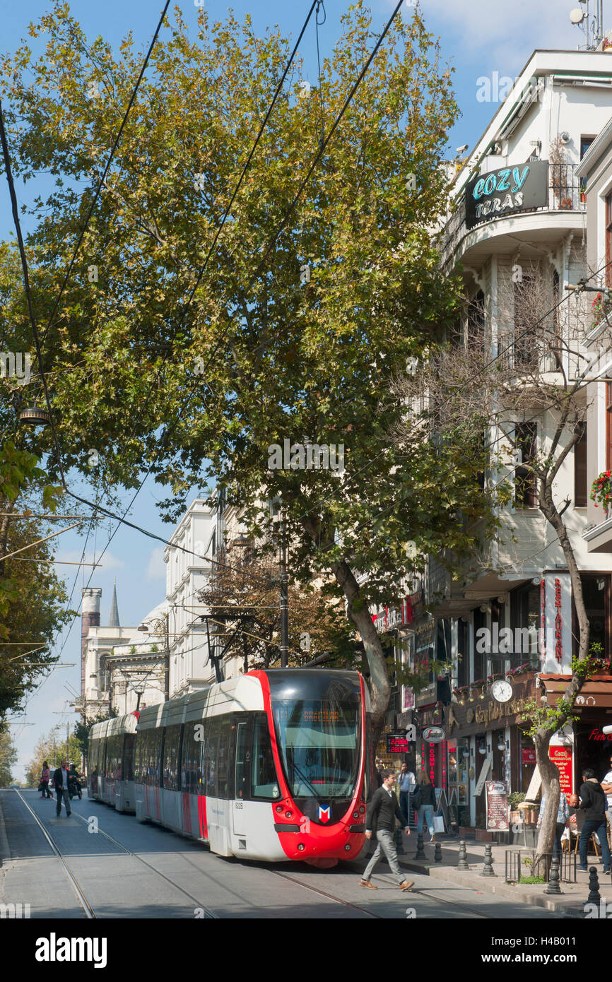 Oggi la Turchia, Istanbul, Sultanahmet, Divanyolu, la strada del grande consiglio è una strada per lo shopping e il lungomare. Foto Stock