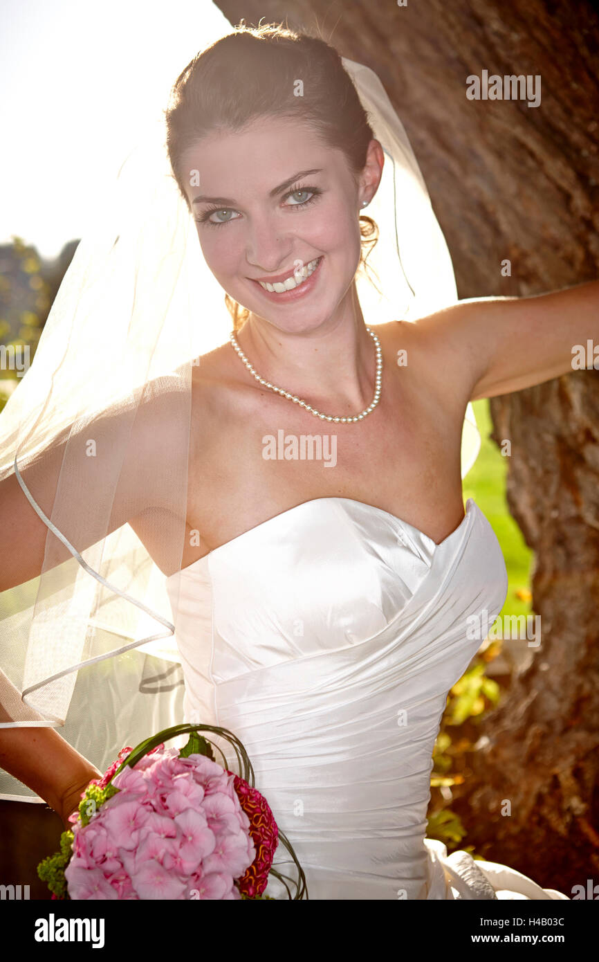 Sposa con bouquet nuziale in mano Foto Stock