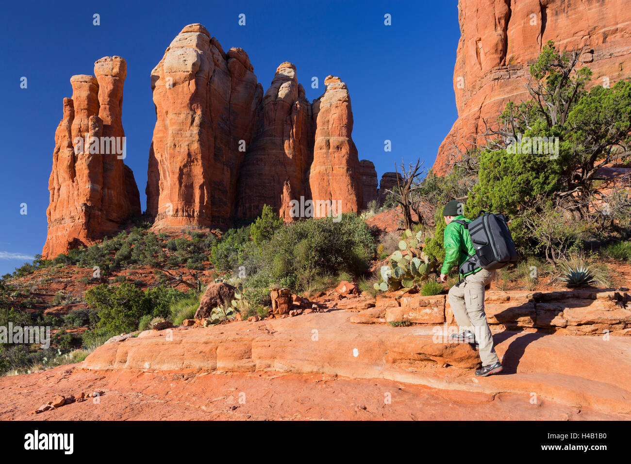 Un escursionista, Cattedrale Rock, Sedona, in Arizona, Stati Uniti d'America Foto Stock