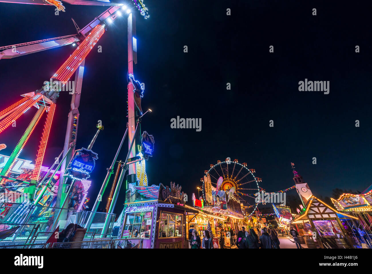 Francoforte sul Meno, Hesse, Germania, giostre e i visitatori a Francoforte la fiera di primavera Dippemess Foto Stock