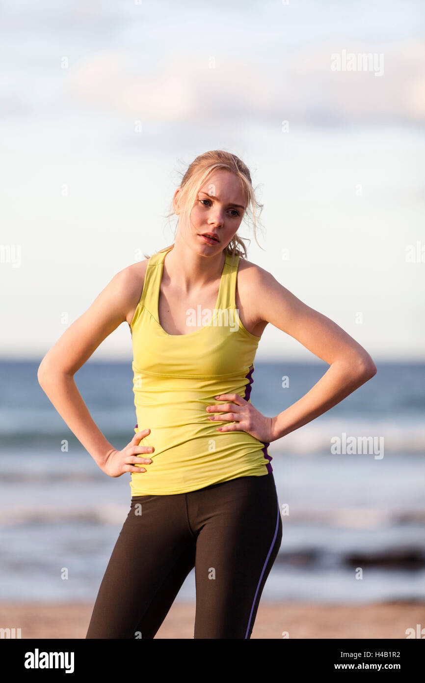 Giovane donna jogging, esaurito, break, respirare profondamente Foto Stock