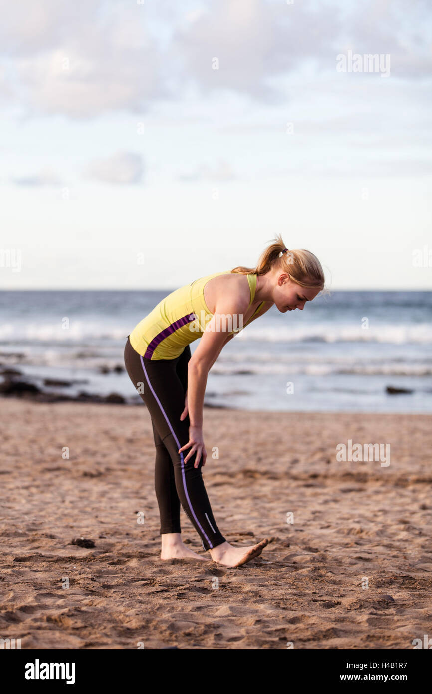 Giovane donna, lesioni sportive, crampi, gamba Foto Stock