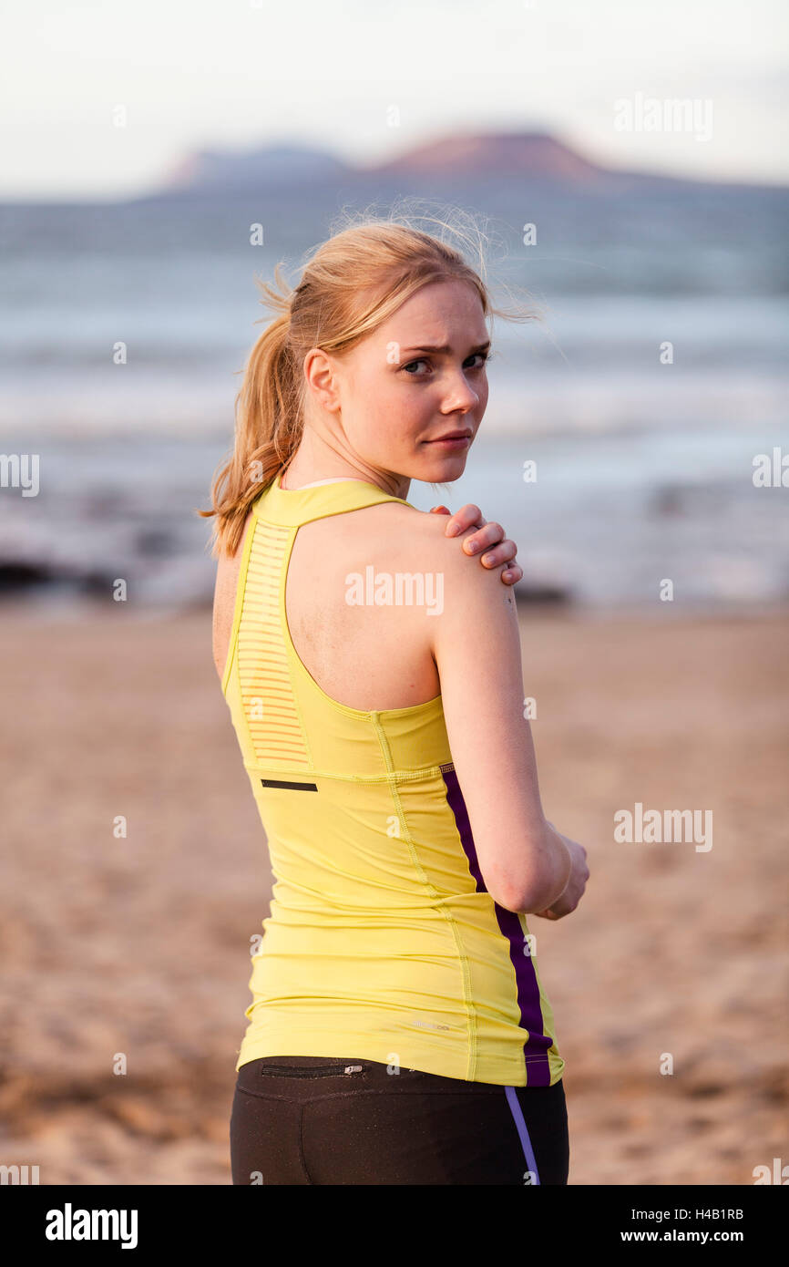 Giovane donna, lesioni sportive, spalla Foto Stock