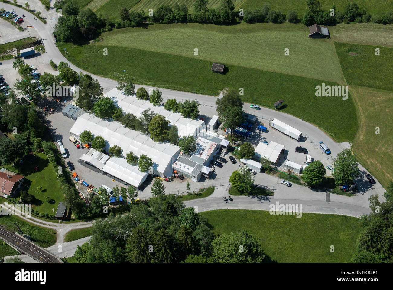 Vertice G7 2015 Castello di Elmau, Garmisch-Partenkirchen, stazione di rifornimento della polizia, Kreuzeck parcheggio, Osterfeld parcheggio, antenna shot, Baviera, Germania Foto Stock