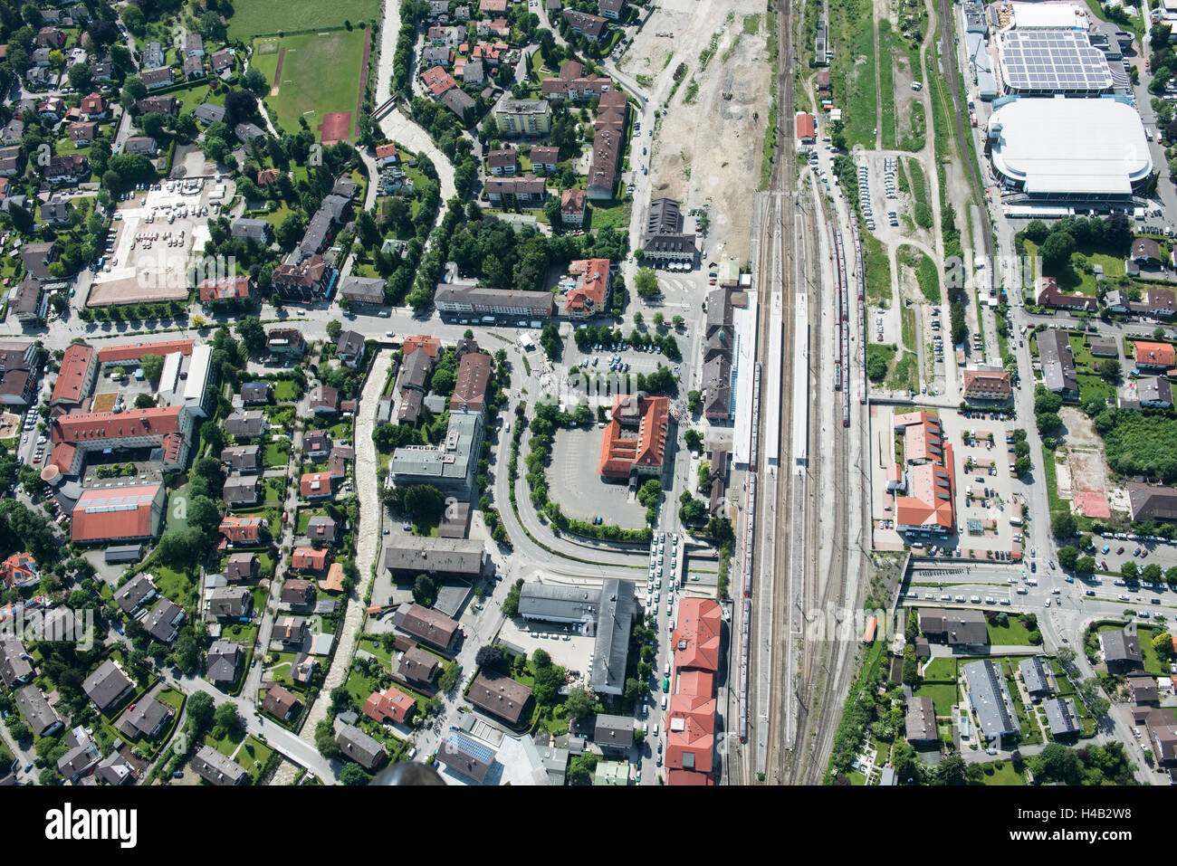 Vertice G7 2015, dimostrazione di massa a Garmisch-Partenkirchen, stazione ferroviaria, la Coalizione per Fermare l'azione-G7-Elmau, antenna shot, altipiani, Baviera, Germania Foto Stock