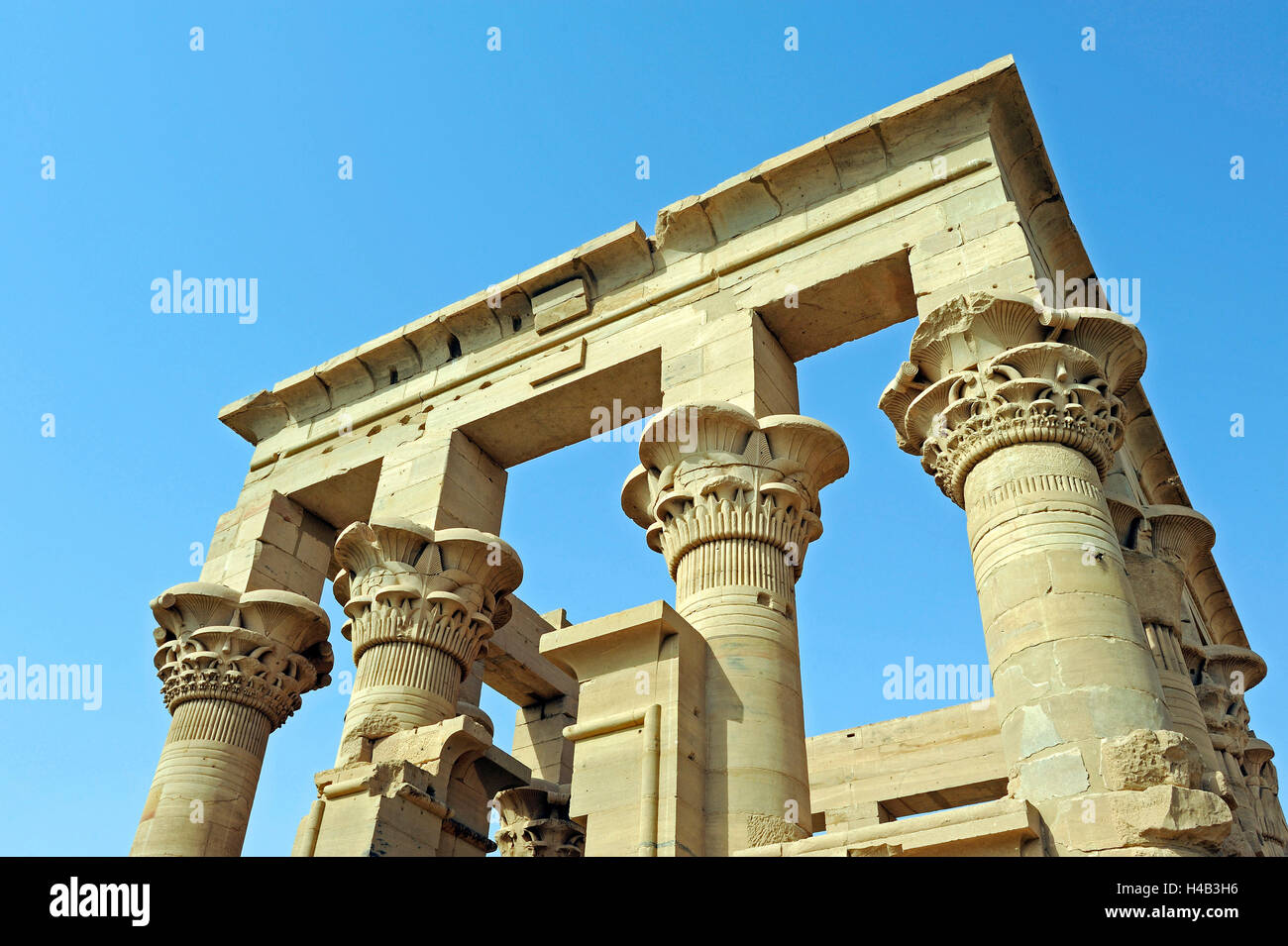 Complesso del tempio di Philae, salvati dalle inondazioni del Nilo, ricostruita sul Nilo isola Agilkia, cappella di Traiano Foto Stock