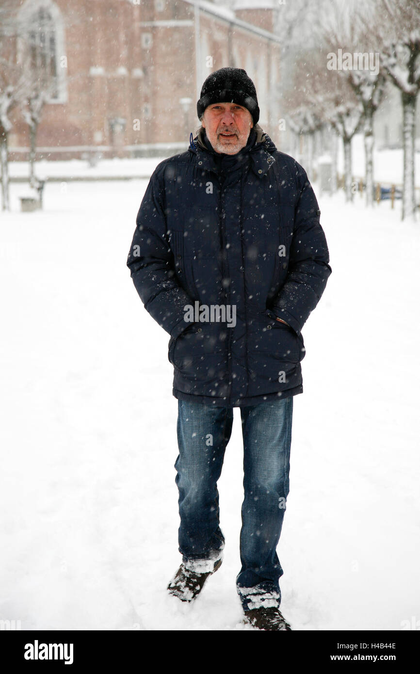 Senior, uomo, a piedi e in inverno Foto Stock