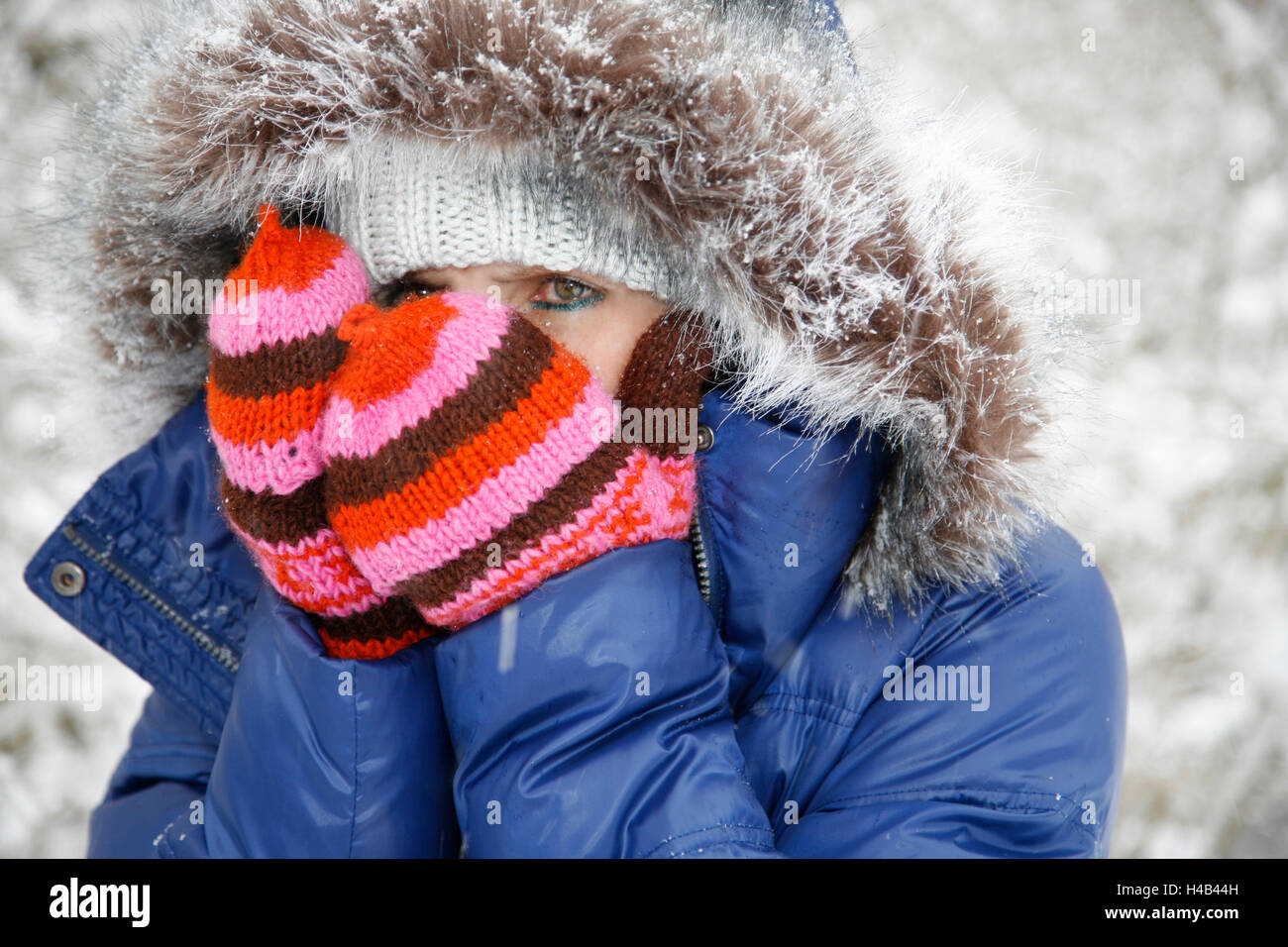 Donna abbigliamento invernale, congelamento, ritratto Foto Stock