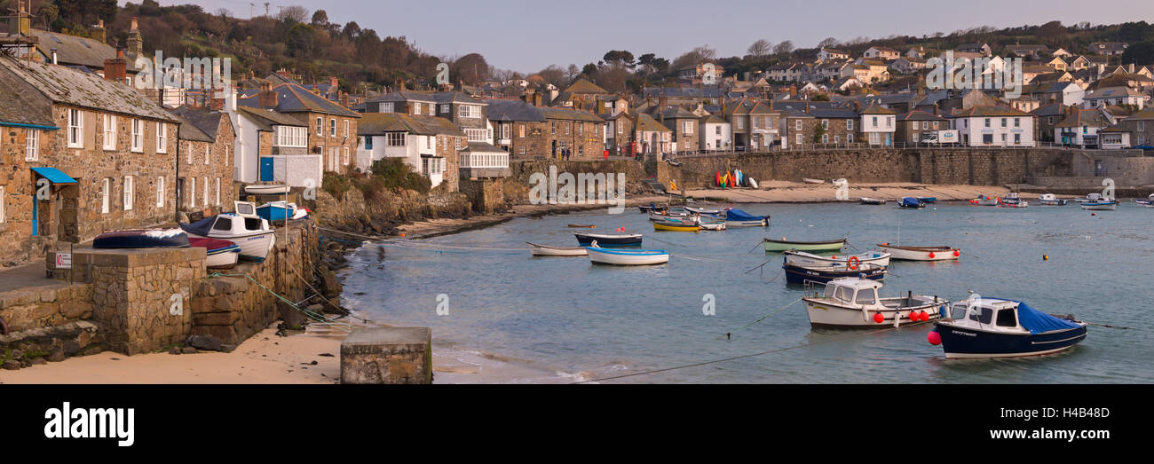 Barche nel porto di Mousehole, Cornwall, Inghilterra. Foto Stock